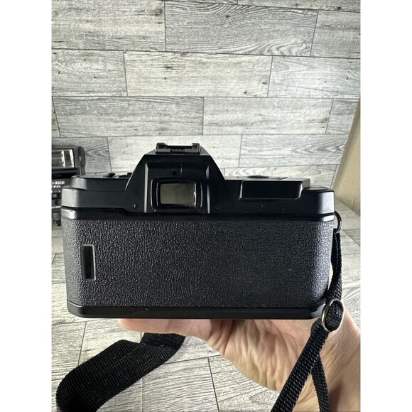 Pentax P3 35mm SLR Film Camera With Zunon 35-75mm Lens and DX-700 Auto Flash - Picture 7 of 8